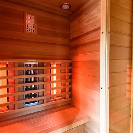 Feriehus Spacious Wooden With Infra-red Sauna At Veluwe