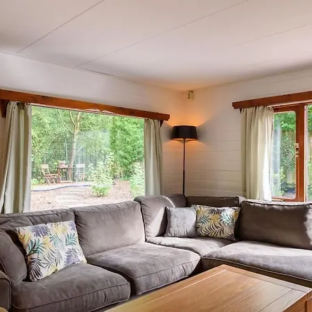 Vakantiehuis Spacious Wooden With Infra-red Sauna At Veluwe Putten