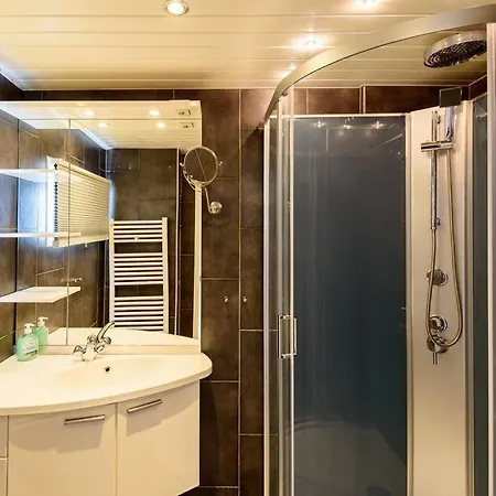 Feriehus Spacious Wooden With Infra-red Sauna At Veluwe