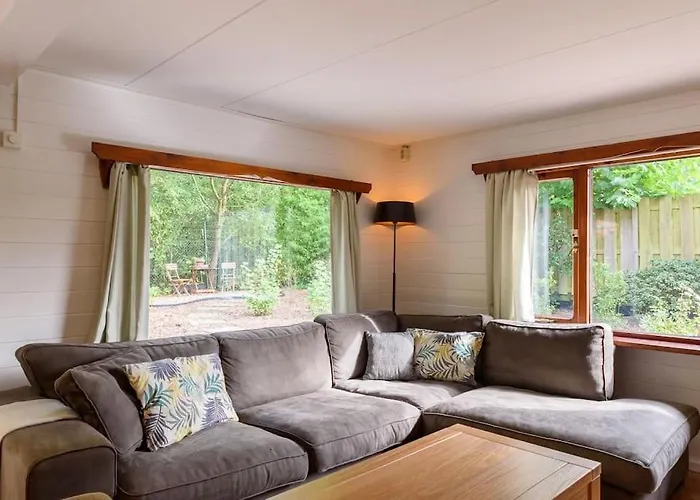 Semesterbostad Spacious Wooden With Infra-red Sauna At Veluwe Putten