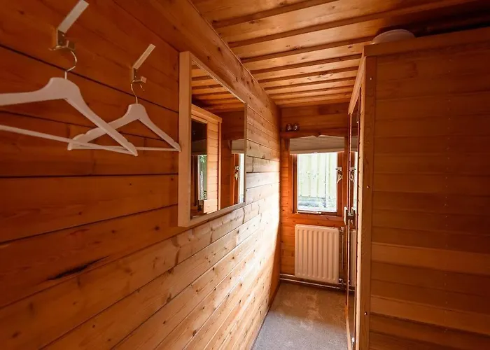 Semesterbostad Spacious Wooden With Infra-red Sauna At Veluwe *